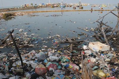 FOTO: Pantai di Pamekasan Dipenuhi Sampah