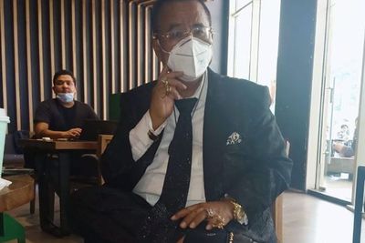 Hotman Paris Unggah Video Asyik Sauna, Netizen Salfok Sama Sendal Jepitnya: Keren