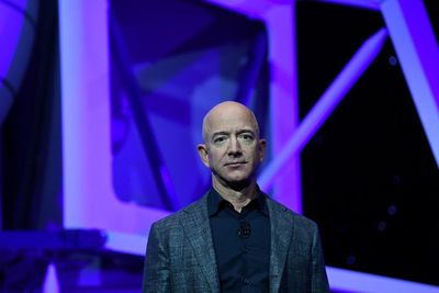 Miliarder Jeff Bezos akan Terbang ke Angkasa di Musim Panas Ini