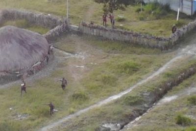 Patroli TNI-Polri di Bandara Ilaga Temukan 1 KKB, Langsung Ditembak Tepat di Paha