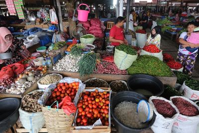 FOTO: Pelanggaran prokes di Pasar Tradisional Lambaro