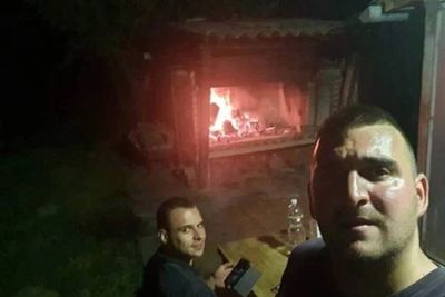 Lupa Padamkan Api Sebelum Tidur, 2 Sahabat Ini Tewas Terbakar saat Liburan di Desa