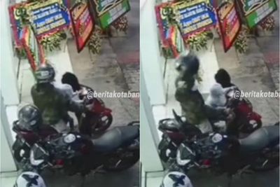 Nekat! Pemotor Ini Curi Helm Sambil Bawa Anaknya di Bandung, Aksinya Terekam CCTV