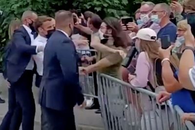 Detik-detik Presiden Prancis Emmanuel Macron Ditampar Warga