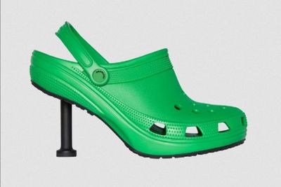 Balenciaga Kembali Kolab dengan Crocs, Menghadirkan Sepatu Unik