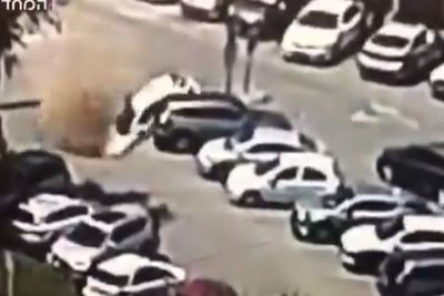 Momen Mengerikan saat Kendaraan yang Terparkir Masuk ke Jalanan yang Runtuh