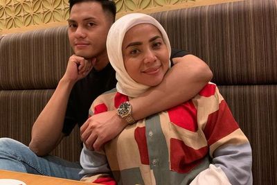 Muzdalifah Ikut Suami Ziarah, Netizen Heboh Bahas Payung: Kok Istrinya Gak Dipayungin?