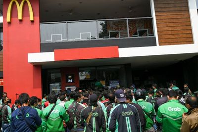 Kerumunan Akibat BTS Meal Apa Bisa Picu Tsunami COVID-19 Seperti di India?