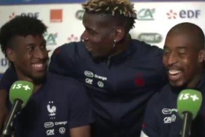 Momen Pogba Usil Nimbrung di Konferensi Pers Coman dan Kimpembe, Bahas Apa Mereka?