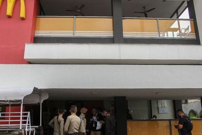 FOTO: McDonald s Pekanbaru Disegel Sementara