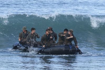 FOTO: Latihan Tembus Gelombang Marinir Indonesia-Amerika
