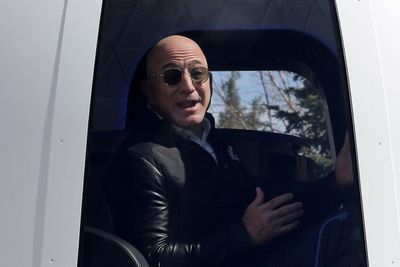 Mimpi Jeff Bezos untuk ke Luar Angkasa akan Terwujud Bulan Juli Mendatang