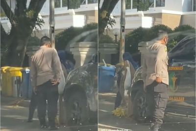 Salut! Polisi di Sulbar Borong Dagangan Pisang Seorang Nenek di Jalan