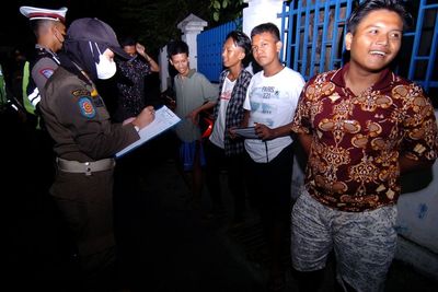 FOTO: Razia Masker Malam Hari di Tegal
