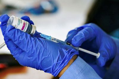 Orang yang Menerima Dosis Pertama Vaksin AZ dan Dosis Kedua BNT 10 Kali Lebih Baik