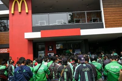 ARMY Indonesia Harap Tak Ada Ojol Terpapar Covid-19 karena Kerumunan BTS Meal