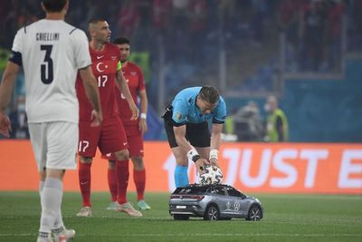Menariknya Laga Pembuka EURO 2020, Mobil Remot Kontrol Antar Bola ke Tengah Lapangan