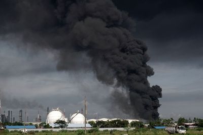 FOTO: Kepulan Asap Hitam Terlihat di Tanki Pertamina Cilacap yang Terbakar