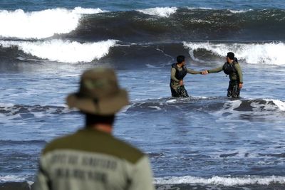 FOTO: Latihan Renang Rintis Marinir Indonesia-Amerika