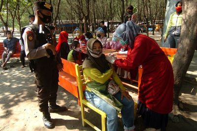 FOTO: Tes Usap Antigen dan Vaksinasi Pedagang Tempat Wisata