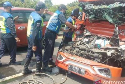 Truk Tangki Air Tabrak Truk BBM di Exit Tol Rawamangun, Tewaskan Satu Pengemudi