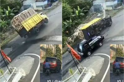 Detik-detik Truk Bawa Batang Pohon Terguling di Majalengka, Diduga Kelebihan Muatan