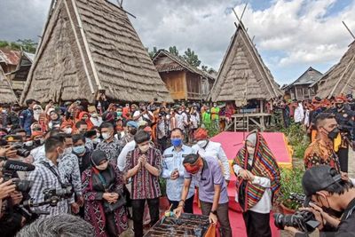 Ditemani Atta-Aurel, Sandiaga Uno Promosikan Kompleks Rumah Adat Uma Lengge di Bima