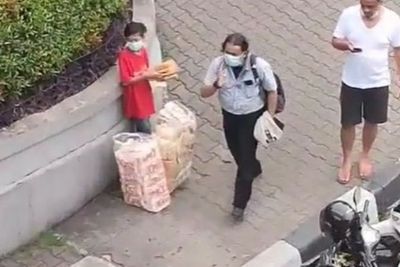 Video Bocah Bawa Dua Plastik Besar Kerupuk untuk Dijual, tapi Tak Ada yang Beli
