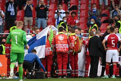 Salut! Ada Bendera Finlandia Pemberian Fans untuk Tutupi Eriksen yang Kolaps