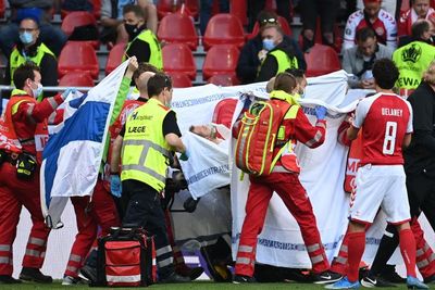 Respect! Sportivitas Fans Finlandia ketika Eriksen Kolaps di Lapangan