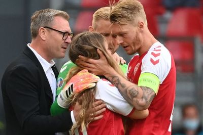 Kapten Sejati, Aksi Heroik Simon Kjaer Berikan Pertolongan Pertama ke Eriksen Dipuji Dunia