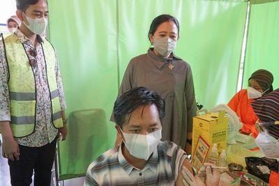 Tinjau Vaksinasi Covid-19 di Solo, Puan Maharani Ditemani Gibran