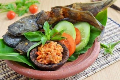 Hari Ini Tak Ada Kegiatan? Coba Buat Lele Goreng Sambal Kacang Yuk!
