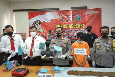 Pura-pura Berlibur dan Sewa Villa, Pemuda Ini Ternyata Produksi Ganja Sintetis