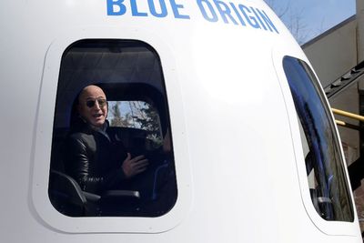 Tiket Pergi ke Luar Angkasa Bareng Jeff Bezos Berhasil Terjual Rp398 Miliar!