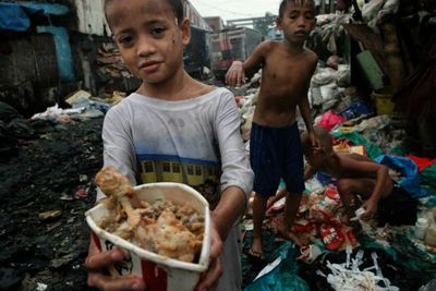 Orang Miskin di Filipina Hidup dari Makan Pagpag Makanan yang Ditemukan di Tempat Sampah