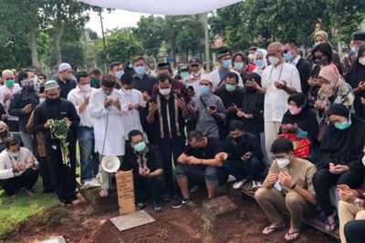 Markis Kido Dimakamkan Satu Liang dengan Ayahnya di TPU Kebon Nanas