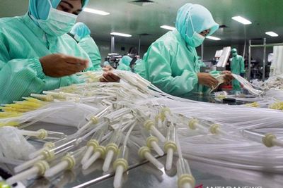 Luhut Nilai Produksi Alkes Dalam Negeri Bisa Hemat Hingga Rp300 Triliun per Tahun