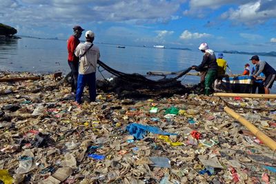 FOTO: Sampah Plastik Berserakan di Pantai Bandar Lampung