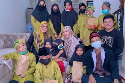 Lucinta Luna Pakai Mukena saat Rayakan Ultah Bareng Anak Yatim, Laki Kok Pake Mukena Bang?