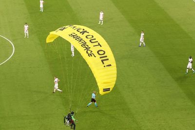 Detik-detik Penerjun Payung Nyungsep di Allianz Arena Sebelum Kick Off Prancis vs Jerman