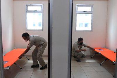 FOTO: Persiapan Fasilitas Isolasi di Rusun Nagrak
