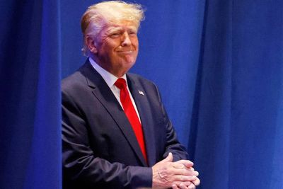 Donald Trump Terlihat Merayakan Ulang Tahun Ke-75 Tanpa Melania, Netizen Bertanya-tanya