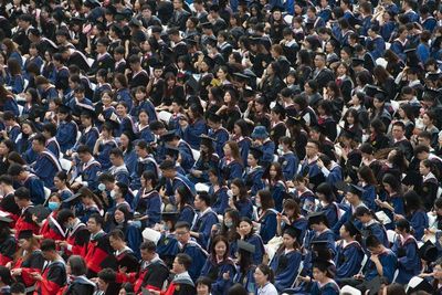 Ribuan Siswa Menghadiri Upacara Kelulusan di Wuhan Tanpa Jarak Sosial dan Masker