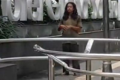 Viral Video ODGJ Salat di Pinggir Jalan Sesuai Kiblat, Bikin Netizen Terenyuh