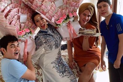 Lucinta Luna Dapat Hadiah Bucket Uang Ratusan Juta di Ultah ke-32, Mulutnya Menganga