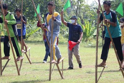FOTO: Kompetisi Olahraga Tradisional Egrang se-Kediri