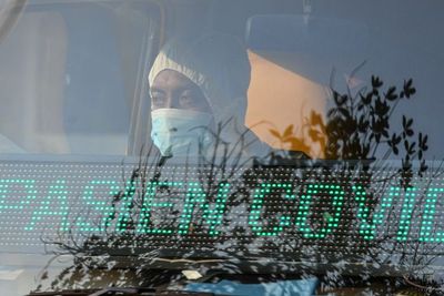 Pakai Bus Sekolah, Ratusan Pasien Covid-19 Dievakuasi ke Wisma Atlet