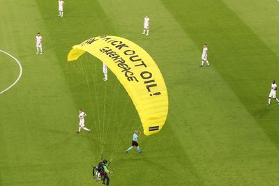 Melukai Beberapa Orang, Greenpeace Minta Maaf Usai Aksi Terjun Payung di Euro 2020