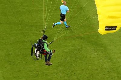 Detik-detik Penerjun Payung Mendarat di Tengah Pertandingan Antara Prancis vs Jerman